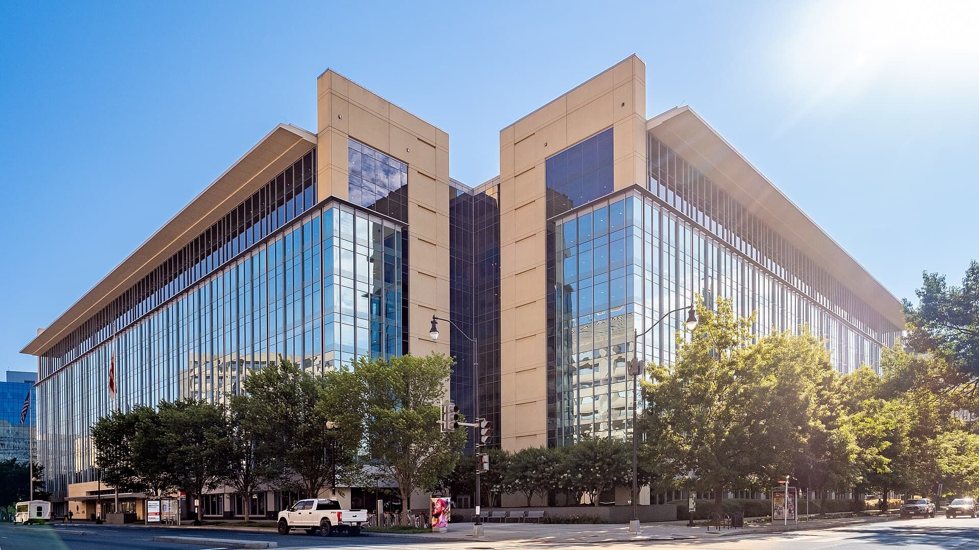 USD1’s Trust-Bank Push Makes Stablecoin Freeze Governance a Counterparty Risk